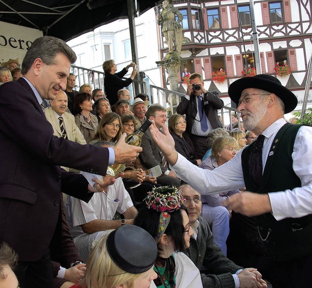 Friedrich Kuhn, Vorsitzender des Heima...nther  Oettinger eine Flasche Gutedel.  | Foto: Heike Loesener