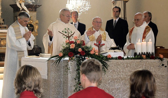 In Konzelebration von Gottfried Huber ...Sonntag seinen Abschiedsgottesdienst.   | Foto: Anton Winzer