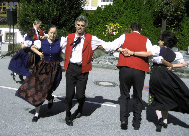 Ein Klassiker des Elzacher Pfarrfestes: Die Volkstanzgruppe Biederbach.  | Foto: Thomas Steimer