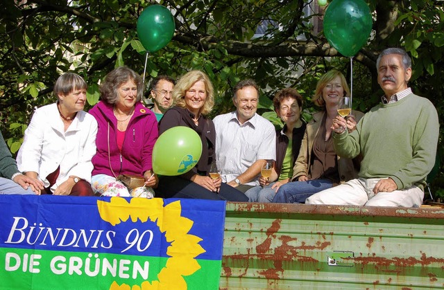 Hoch auf dem grnen Wagen: Karl Mennic...stin Andreae (neben ihm) ist es schon   | Foto: Reich