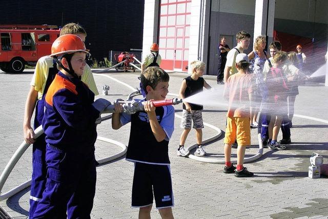 Feucht-frhliches Ferienerlebnis bei der Feuerwehr