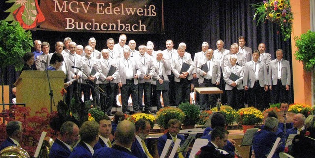 Der Jubilumsverein Mnnergesangverein...r Musikverein Buchenbach beim Festakt   | Foto: monika rombach