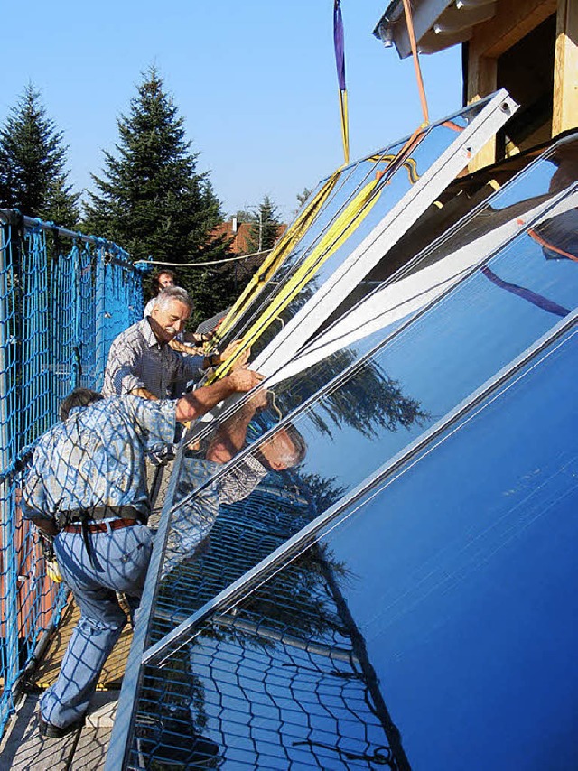 Karl Mennicken-Martinsen war mit dabei... Montage einer  Solaranlage in Hasel.   | Foto: Privat