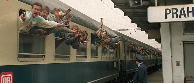 Zug in die Freiheit: DDR-Flchtlinge b...d. Wenige Tage spter fiel die Mauer.   | Foto: AFP