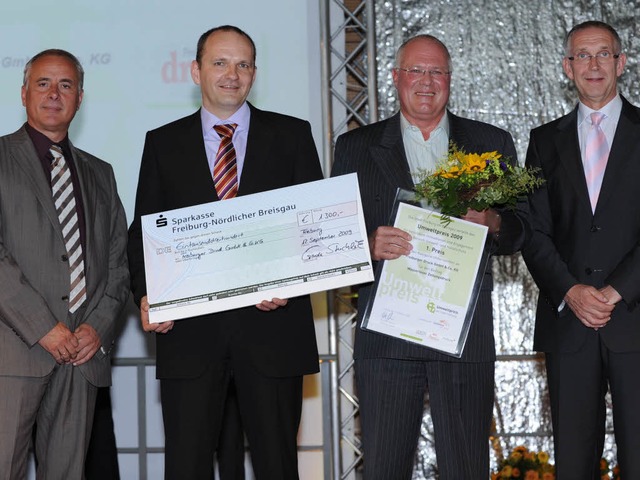 Die Freiburger Druck GmbH &amp; Co KG ...llmann bei der Verleihung (von links).  | Foto: Rita Eggstein