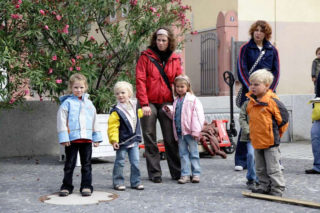 Auch die Kinder interessieren sich fr das   Bhnle