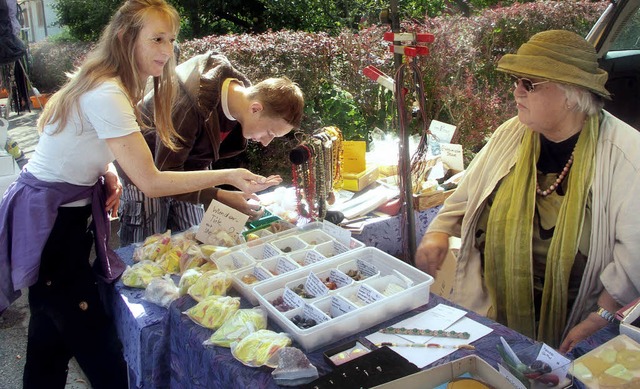 Hildegard Kaltenbach weihte Jahrmarktb...n die Geheimnisse der Mineralien ein.   | Foto: Tina Lindemann