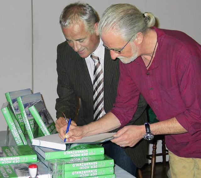 Roland Weis (links) und Harald Riester...xemplar ihres Hochschwarzwald-Buchs.    | Foto: eva  weise