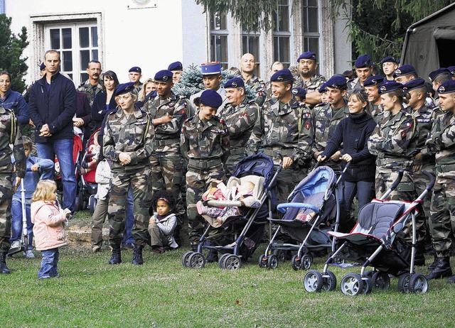 Bei der Begrung der neuen Garnisonmi...e auch der Kinder-Buggy nicht fehlen.   | Foto: Schfer