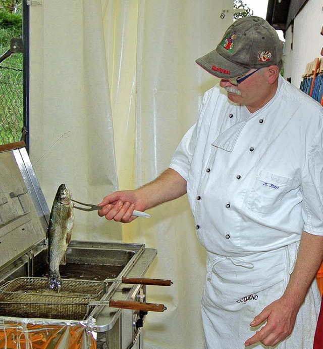 Fischkoch Arnold Ritzi bei der Zubereitung der Forellen.   | Foto: Vollmar