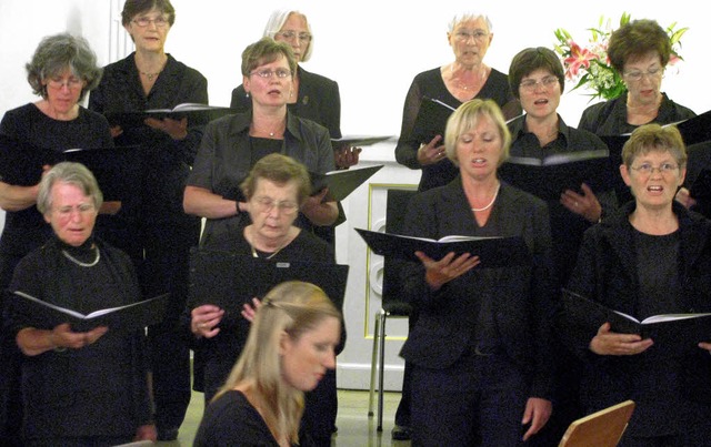 Der Chor der Burgund-Singwoche sang un...tung der Bezirkskantorin Trude Klein.   | Foto: Michael Gottstein