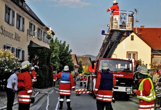 Bei der gemeinsamen bung der Feuerweh...Drehleiter aus Btzingen  zum Einsatz.  | Foto: herbert trogus