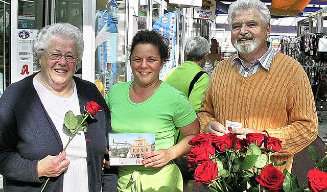 Eine Rose fr Rosa: Rosa Wrkner (link...cksfee Heidi Weber und  Karl Lffler.   | Foto: Claudia Gempp
