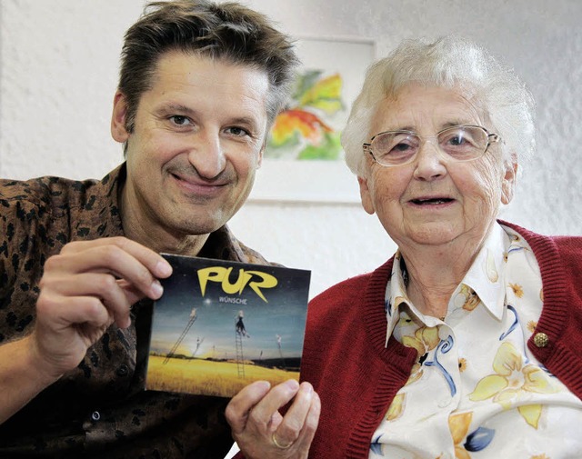 CD-Geschenk fr die Halma-Gegnerin: Pu...r Hartmut Engler mit Hilde Schneider.   | Foto: dpa