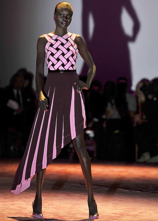 Das sudanesische Topmodel Alek Wek zei...er Modewoche ein Kleid von Zac Posen.   | Foto: dpa