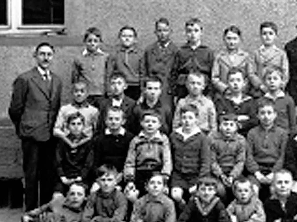 1934: In der Eichrodt-Schule. Philipp Brucker steht in der oberen Reihe neben Lehrer Weckesser.
