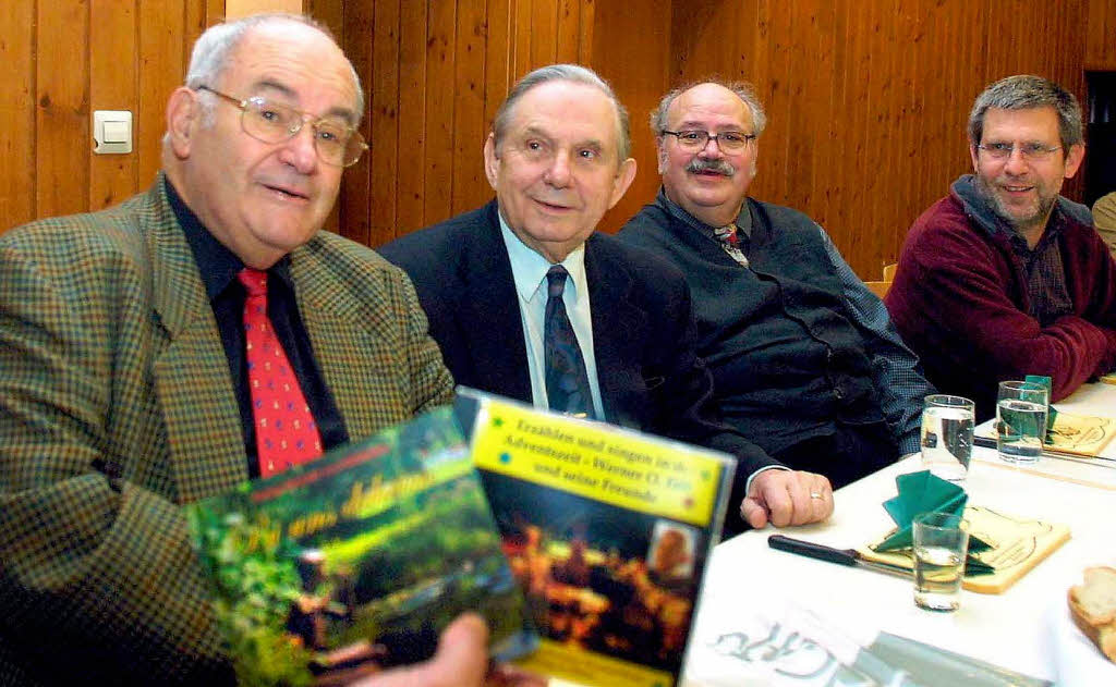 2003: Werner Erb (rechts) prsentiert die alemannischen Mundart-Knstler Werner O. Feit und  Philipp Brucker