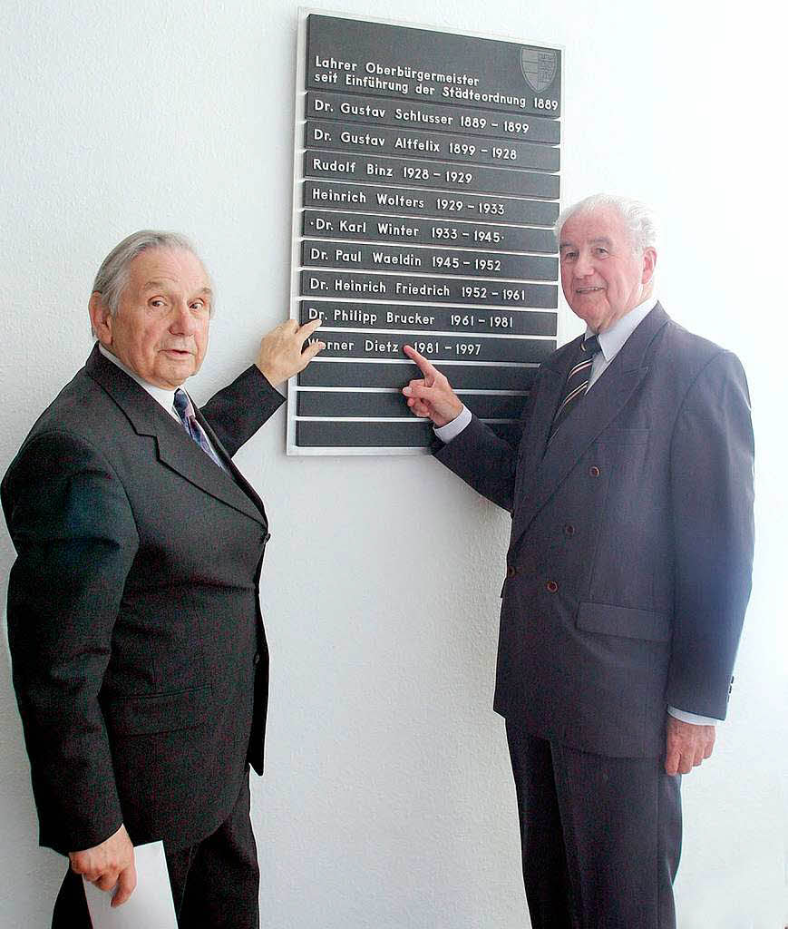 2004: Brucker und Nachfolger Werner Dietz bei der Enthllung jener Tafel, auf der die Lahrer Oberbrgermeister der Neuzeit genannt sind.