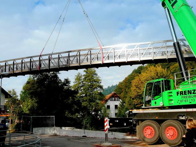29 Meter lang, zwei Meter breit und 7,5 Tonnen schwer ist der neue Jungfernsteg.  | Foto: Eberhard Wei