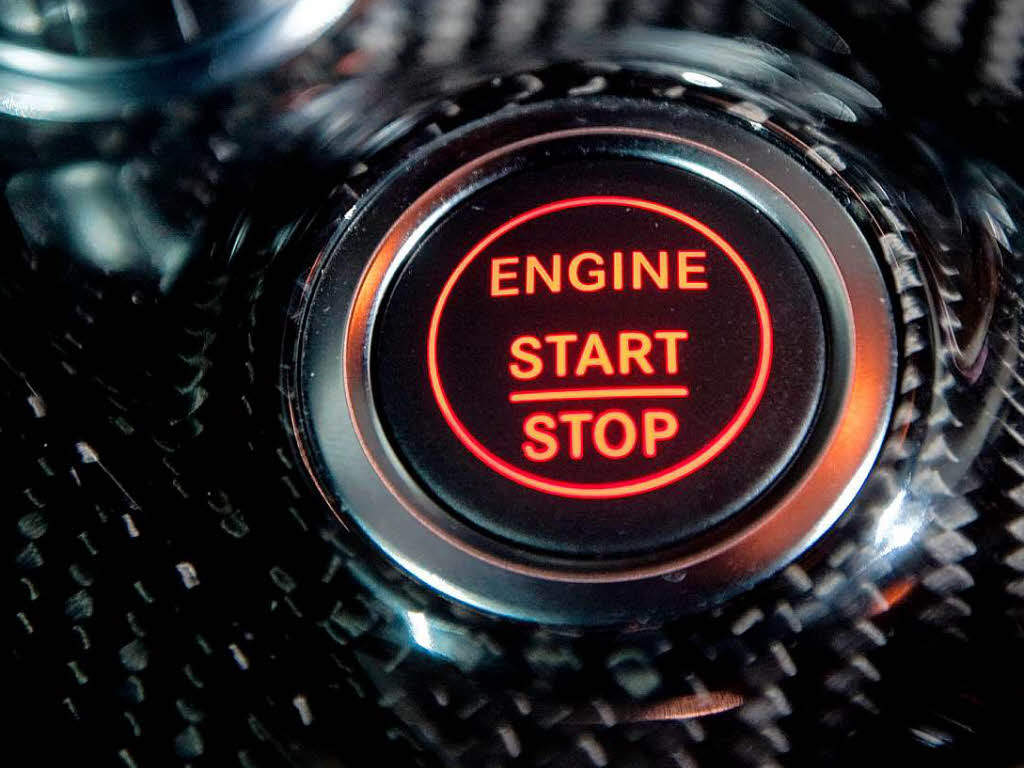 Der Start/Stop-Knopf darf bei so einem Fahrzeug nicht fehlen