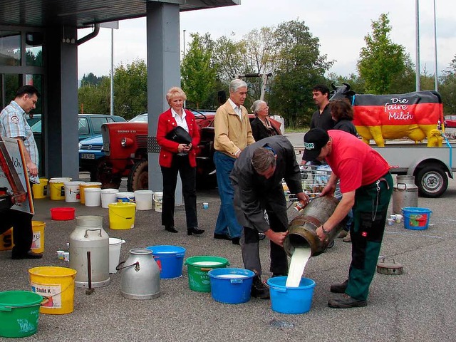 Milchbauern fllen ihr Erzeugnis in Eimer um.   | Foto: Christa Maier