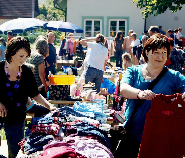 Kinderkleidung war besonders gefragt b...hmarkt rund um die Jechtinger Schule.   | Foto: Roland Vitt