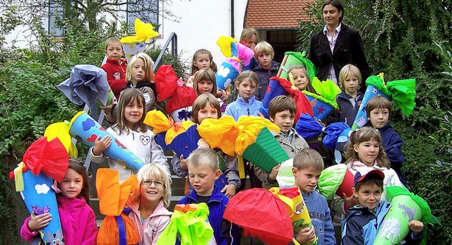 Fr 19 Schulanfnger - 3 Kinder kommen...nftige Klassenlehrerin ist Ruth Rsch.  | Foto: Karla Scherer