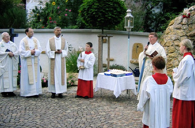 Vier Priester feierten mit der Festgem...bilum der Lourdes-Grotte in Wittnau.   | Foto: Otto Selb