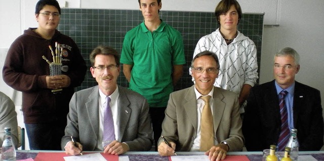 Evonik-Werksleiter Rainer Vierbaum, Re... Schule und dem Industrieunternehmen.   | Foto: Pascal Waldszus