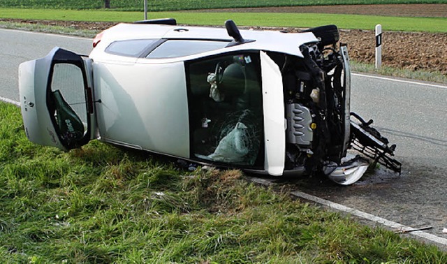 Seitlich blieb das Auto der 26-Jhrigen liegen.   | Foto: Polizei