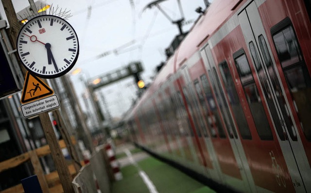 Um Punkt 18.30 Uhr standen gestern in ...Brunner  alle Bahnen und Busse still.   | Foto: dpa