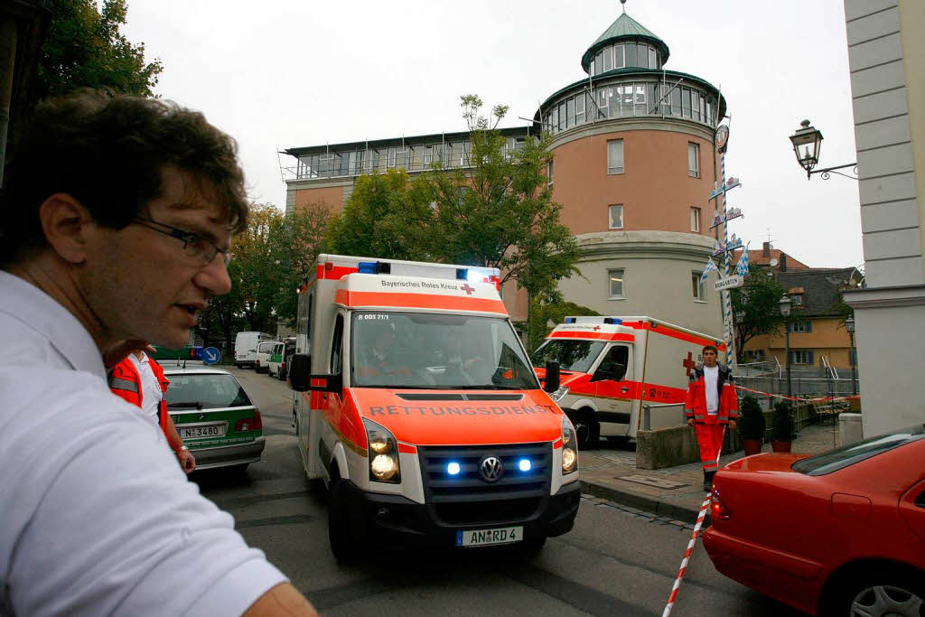 Ein Einsatzfahrzeug eines Rettungsdienstes steht vor dem Gymnasium Carolinum in Ansbach. Ein Einsatzfahrzeug eines Rettungsdienstes steht vor dem Gymnasium Carolinum in Ansbach.