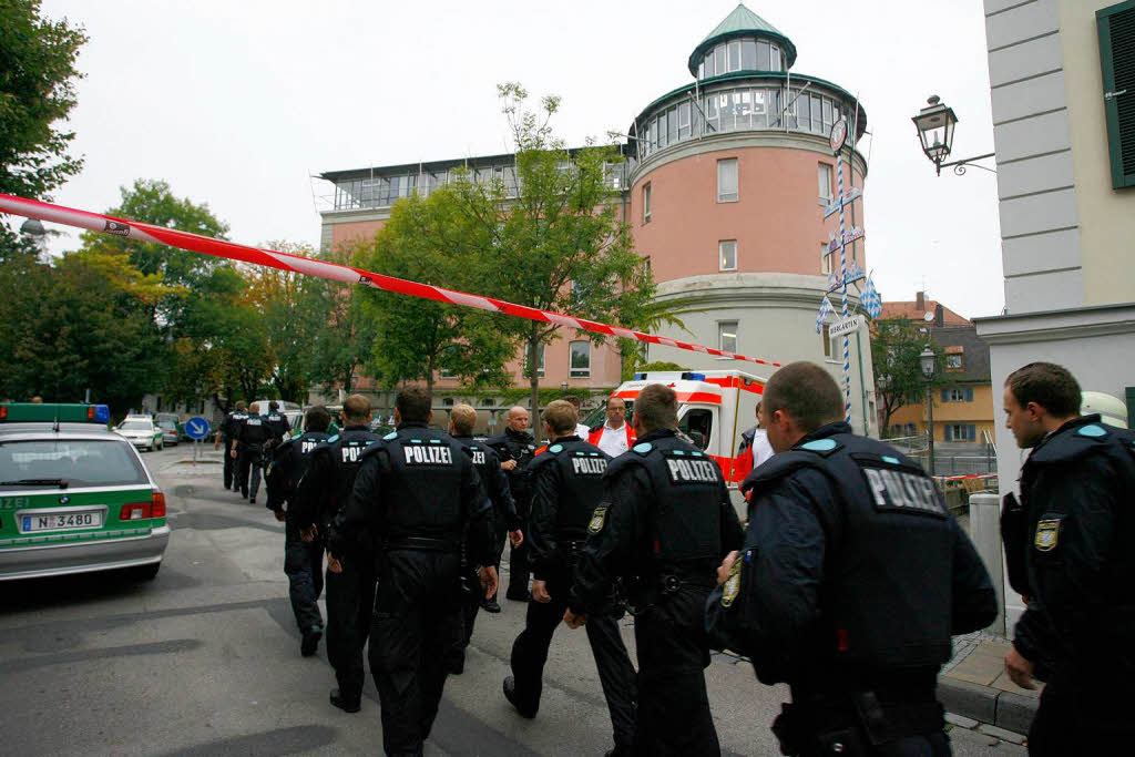 Polizisten geheni n Ansbach (Bayern) in Richtung des Gymnasiums Carolinum. Polizisten geheni n Ansbach (Bayern) in Richtung des Gymnasiums Carolinum.