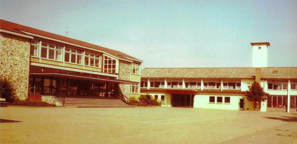 Die Schule mit Erweiterung und Festhalle.