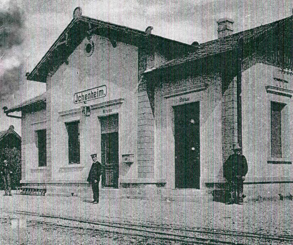 Raiffeisenplatz mit dem  Bahnhof, frher.