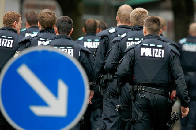 Polizisten vor dem Gymnasium in Ansbach  | Foto: dpa