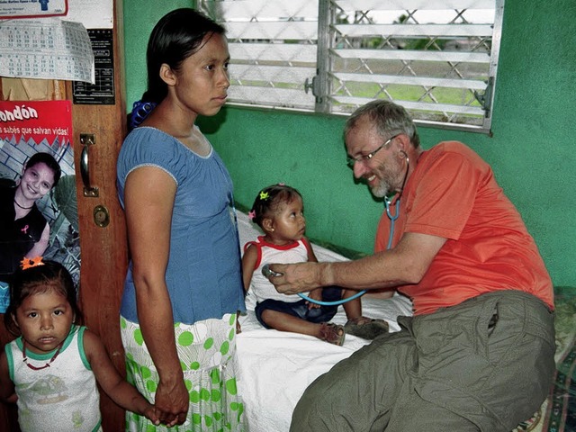 Hubert Schnurr mit Patienten in seiner Sprechstunde in Musawas  | Foto: BZ