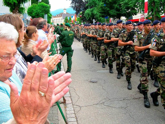 &#8222;Militrisches Zeremoniell&#8220; unter Polizeischutz.  | Foto: Bernd Michaelis