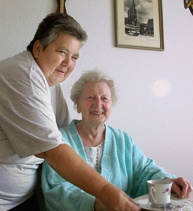 Hauswirtschaftshilfe Barbara Bauer bri...a Fritsch ihren morgendlichen Kaffee.   | Foto: Teuber