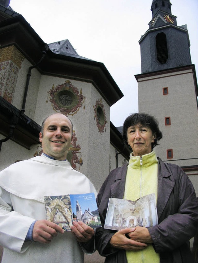 Stolz prsentieren Pater Paul und Gert...durch die Pfarr- und Wallfahrtskirche.  | Foto: Susanne Filz