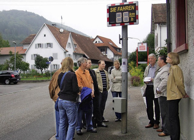 Tempo 30 oder mehr? Die Vertreter des ... Geschenk der Verkehrswacht Schopfheim  | Foto: Silke Hartenstein