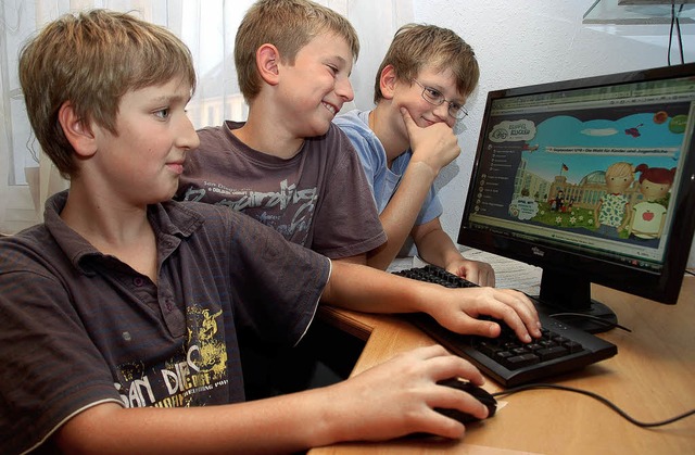 Konzentration vor dem Computer: Nick, Niclas und Luca (von links) beim Test.  | Foto: Yvonne Weik