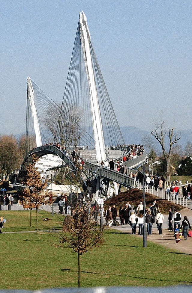 Bindeglied des Festes ist die Passerelle ber den Rhein.    | Foto: bri