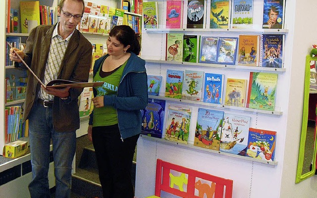 Martin Schwab, hier mit Mitarbeiterin ... die Buchhandlung Baumann bernommen.   | Foto: Karin Kaiser