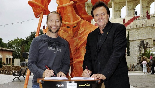 DJ BoBo hat Vertrag mit dem Europa-Park (re. Roland Mack) verlngert.  | Foto: Europa-Park