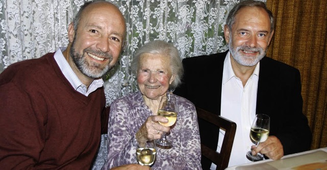 <Bildtext> Mit einem Glas Wein stie  ... ihren 100. Geburtstag an. </Bildtext>  | Foto: Roland Vitt