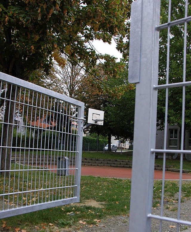 Das Interesse am Basketballplatz in Norsingen ist gesunken, seit er umzunt ist.  | Foto: Andrea Gallien