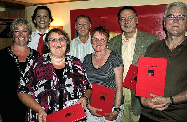 Der SPD-Ortsverein Waldkirch ehrte 14 ...stagskandidat Fechner (hinten links).   | Foto: Karin Heiss