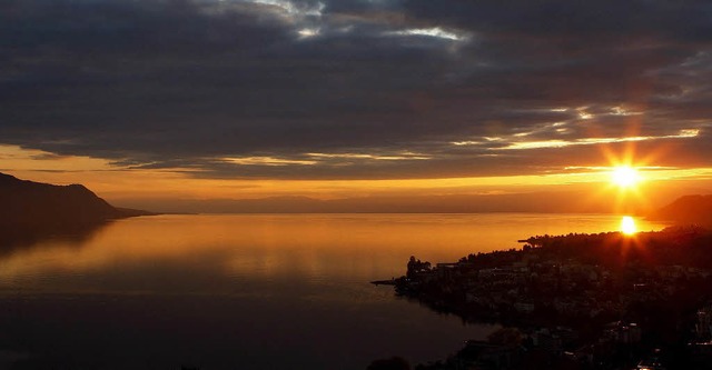 Kurz vor Sonnenuntergang brennt der Se...; heit das in Martin Glichs Roman.    | Foto: dpa