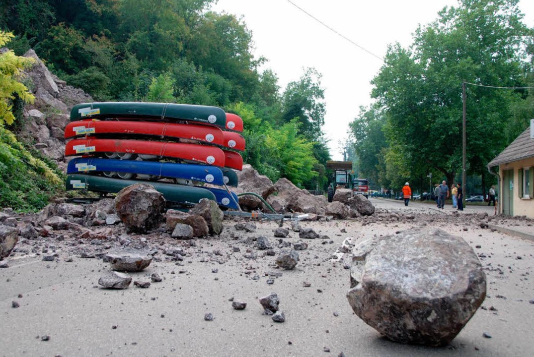 Tonnenschwere Felsen strzten in Sasbach auf die Strae.  | Foto: Roland Vitt
